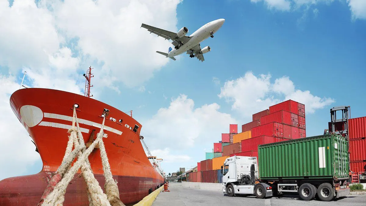 Contenedores, avión y camiones preparados para una exportación internacional