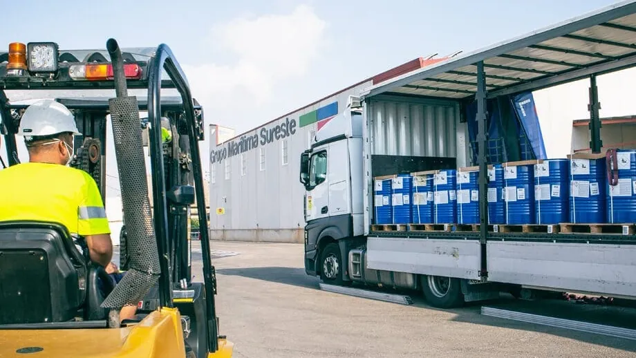Grúa horquilla cargando pallets en un camión de reparto