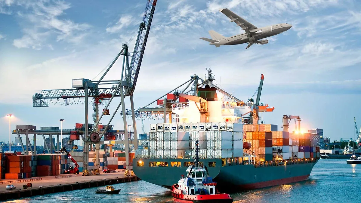 Terminal portuario con contenedores, camión y avión de carga sobrevolando